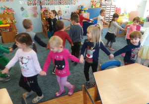 Dzieci tańczą robią węża.
